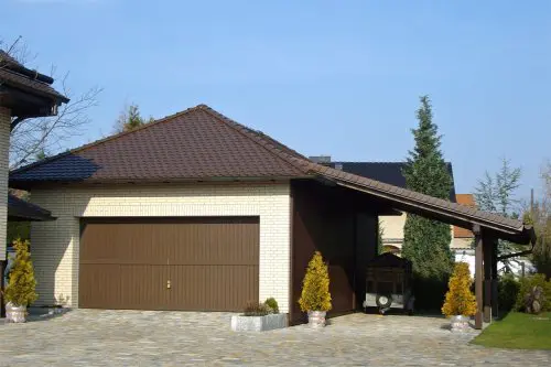 Freistehende Garage mit angrenzendem überdachtem Bereich