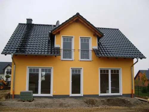 Neu gebautes Einfamilienhaus mit orangefarbener Fassade