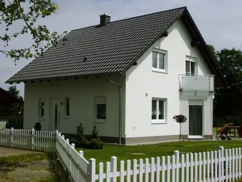 Neu gebautes weißes Einfamilienhaus mit Balkon