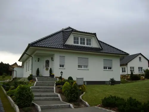 Neu gebautes Einfamilienhaus mit Walmdach und Garten