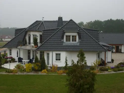 Neu gebautes Zweifamilienhaus mit großzügigem Walmdach