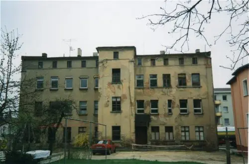 Mehrgeschossiges Gebäude vor der Sanierung