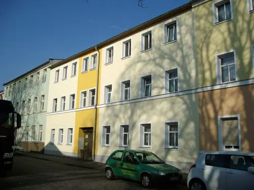 Mehrgeschossiges Wohn- und Geschäftshaus entlang einer Straße