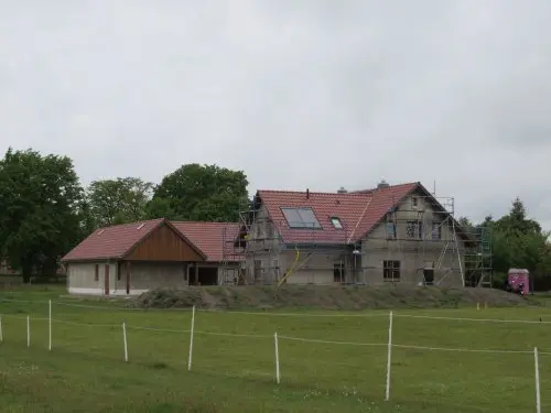 Wohnhaus und Nebengebäude während der Bauphase